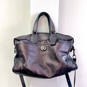 Coach Handbag-fusion of elegance and practicality